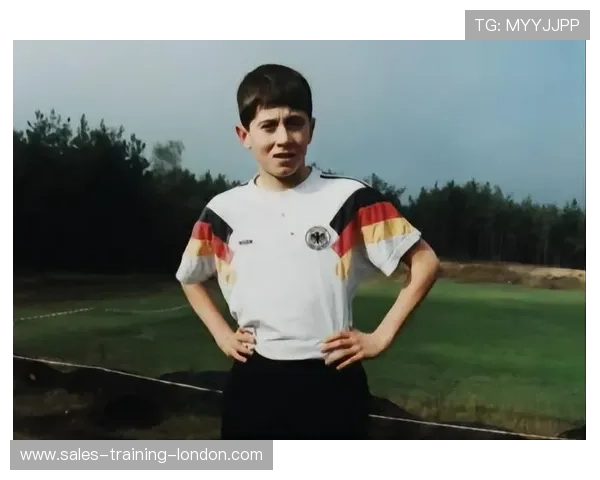 莱万佩戴面具训练备战毕包之战 莱万佩戴面具训练备战毕包之战